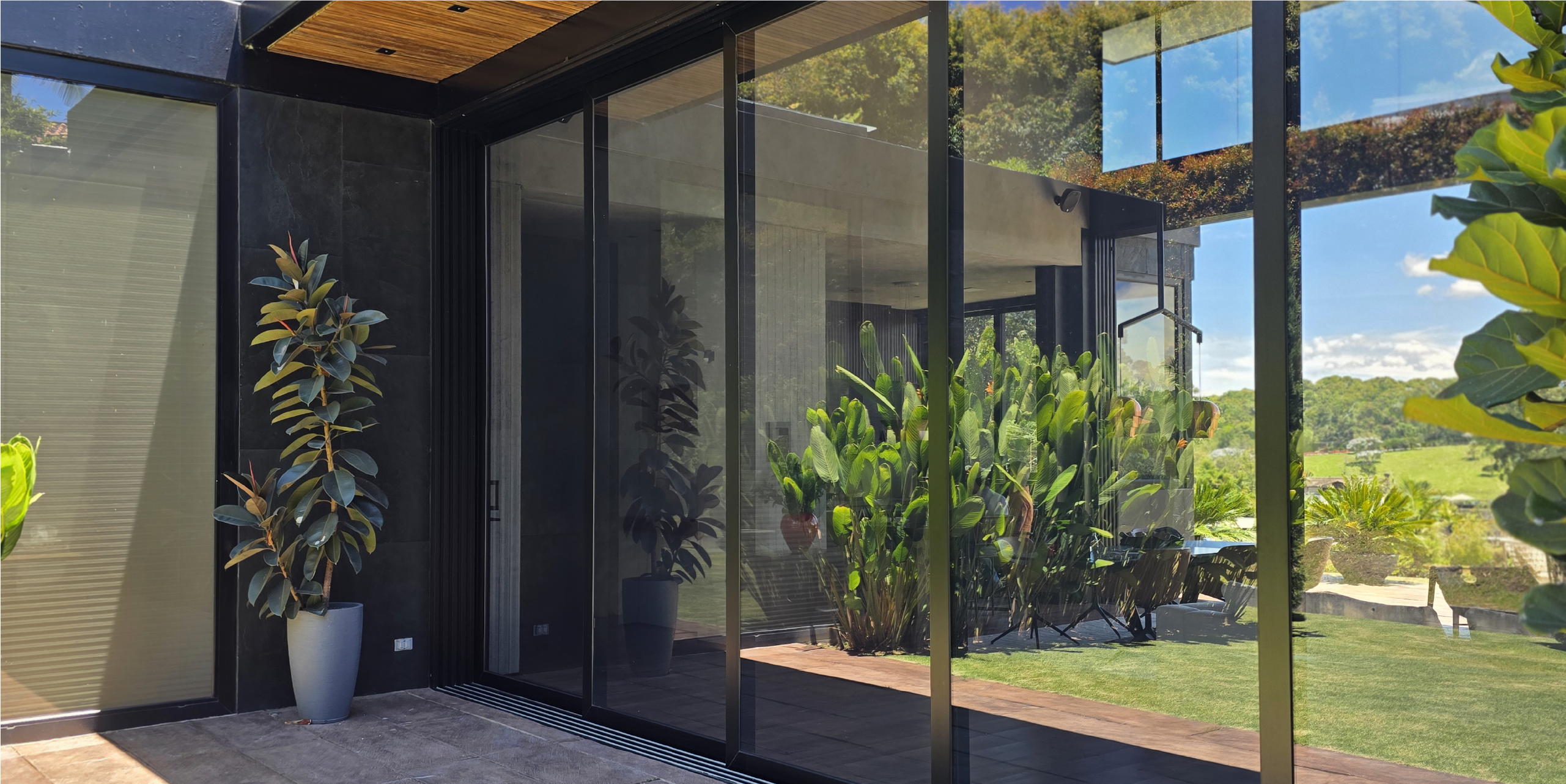 Ventanería que Transforma Espacios: Proyectos Donde la Arquitectura y la Luz son Protagonistas